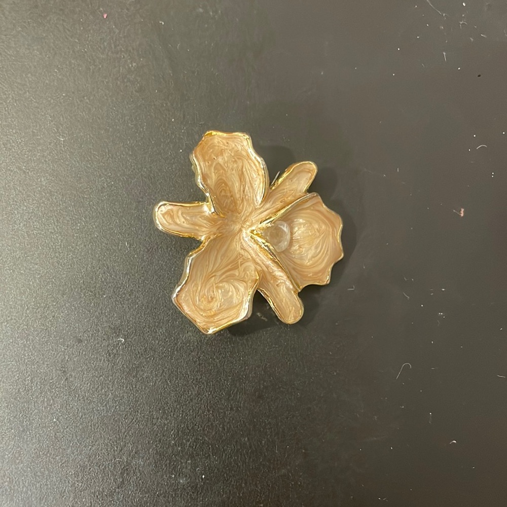Vintage flower leaf shape gold brooch